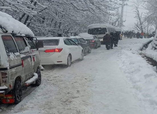 مری میں شدید برفباری، راستے بند، ہزاروں سیاح پھنس گئے