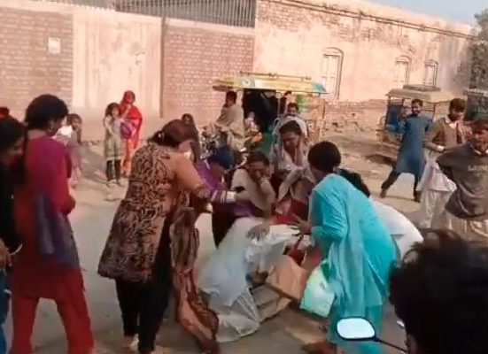 احتجاج کے دوران پولیس کی حمایت کرنے پر خواجہ سراؤں نے شہری کو پیٹ ڈالا