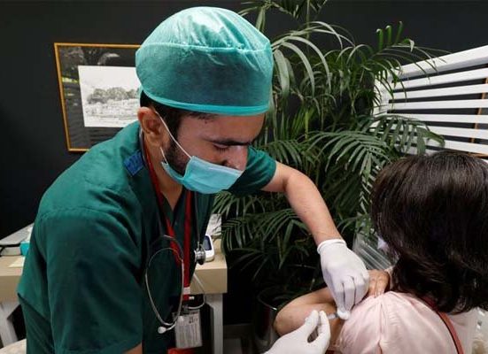 کراچی میں چند نجی اداروں میں کورونا ویکسین کے پیسے لینے کا انکشاف