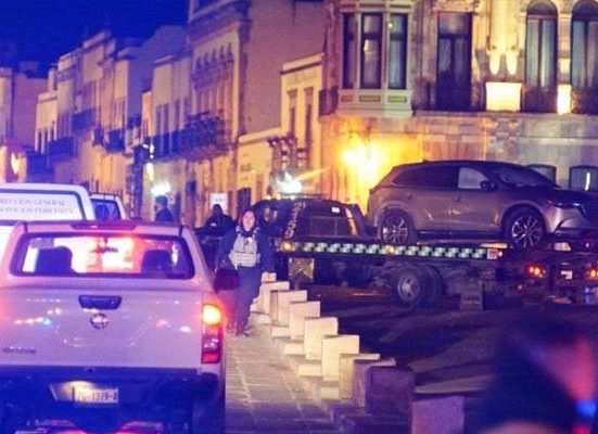 میکسیکو: گورنر کے دفتر کے باہر کھڑی کار سے 10 لاشیں برآمد