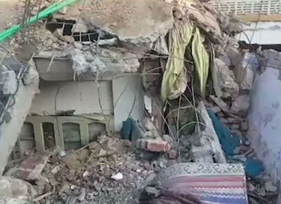 گوجرانوالہ: بارش کے باعث مکان کی چھت گرنے سے دو بچیاں ہلاک، والد زخمی