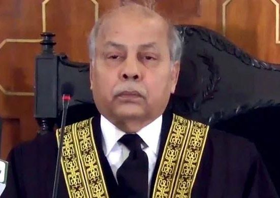 ملزم عارف گل کو پیش نہ کیا تو وزیراعظم کو بلا لیں گے: چیف جسٹس