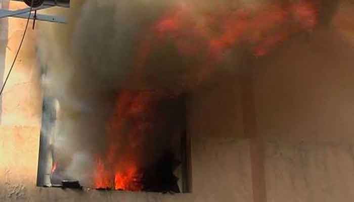 کراچی گلشن اقبال کے فلیٹ میں آگ لگنے سے 5 افراد جھلس گئے