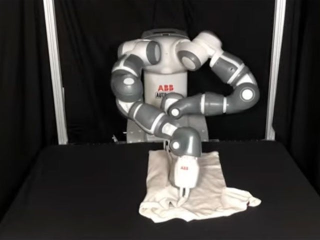 تیزی سے کپڑے تہ کرنے والا روبوٹ