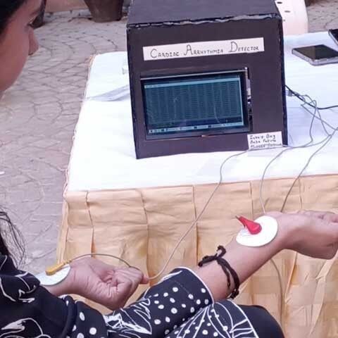 کراچی کے طالب علموں نے دل کی خرابی کی نشاندہی کرنے والا جدید کم قیمت آلہ تیار کرلیا