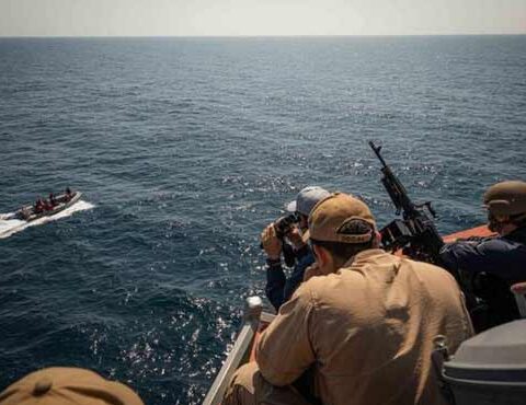 تجارتی جہازوں پر حملے: امریکا اور برطانیہ نے یمنی حوثیوں کیخلاف آپریشن شروع کر دیا