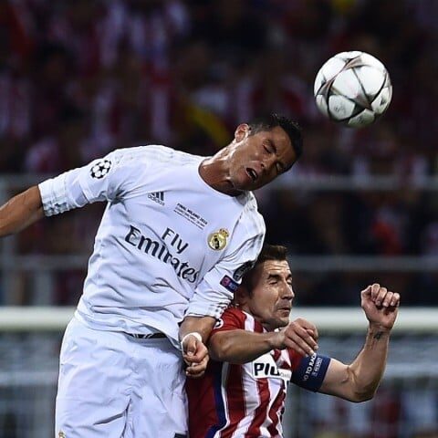 سر سے گیند کو مارنے والے فٹبالرز کے دماغی افعال متاثر ہوسکتے ہیں