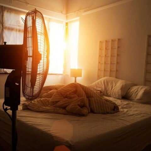 گرمی میں راتوں کی پریشان کُن نیند کو پرسکون کیسے بنائیں؟