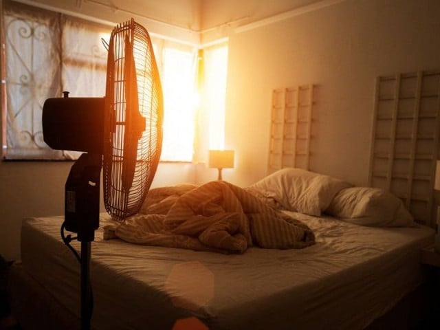گرمی میں راتوں کی پریشان کُن نیند کو پرسکون کیسے بنائیں؟