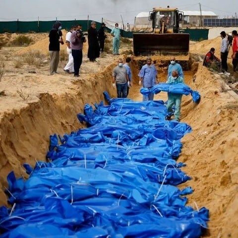الشفا اسپتال سے ملنے والی لاشوں کی اجتماعی قبر میں تدفین کردی گئی؛ ویڈیو وائرل