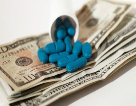 ایکس پر ادویات کی تشہیر کرنے والے اکثر ڈاکٹرز معاوضہ لیتے ہیں، رپورٹ
