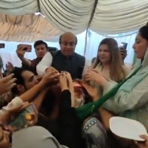 عمران خان کی گرفتاری پر ن لیگ کے سیکریٹریٹ میں مٹھائی تقسیم