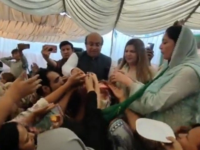 عمران خان کی گرفتاری پر ن لیگ کے سیکریٹریٹ میں مٹھائی تقسیم
