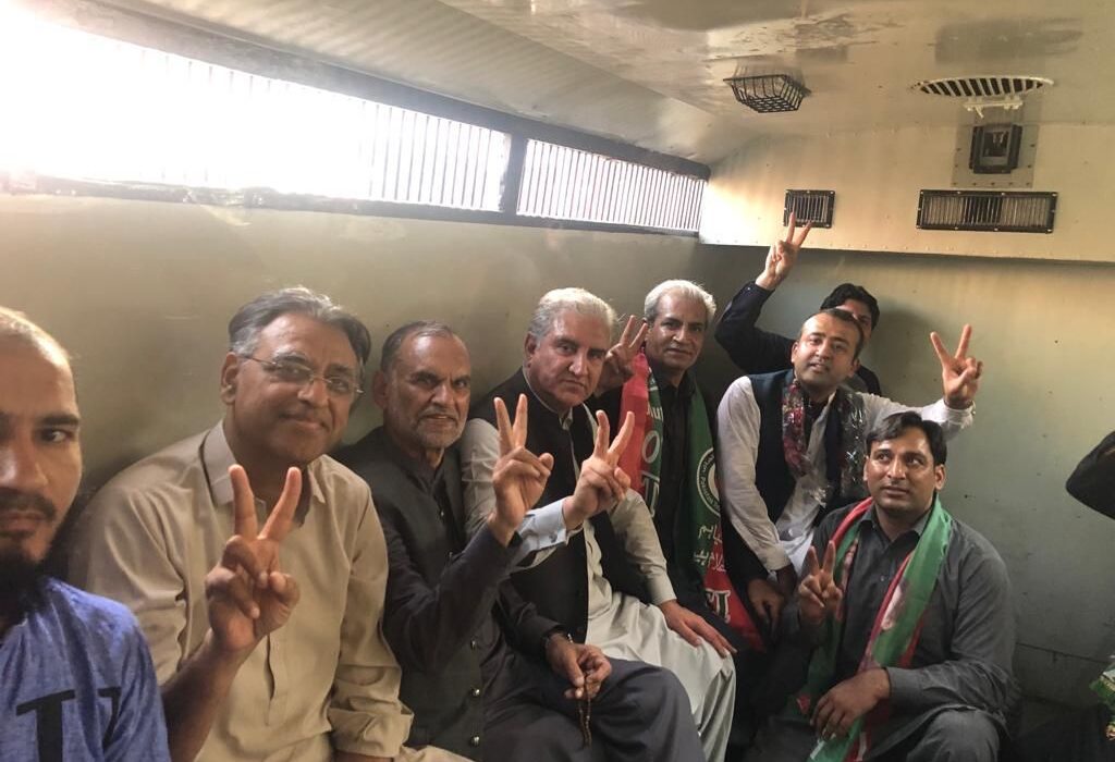 پی ٹی آئی جیل بھرو تحریک شاہ محمود اسد عمر اور دیگر نے گرفتاریاں دے دیں