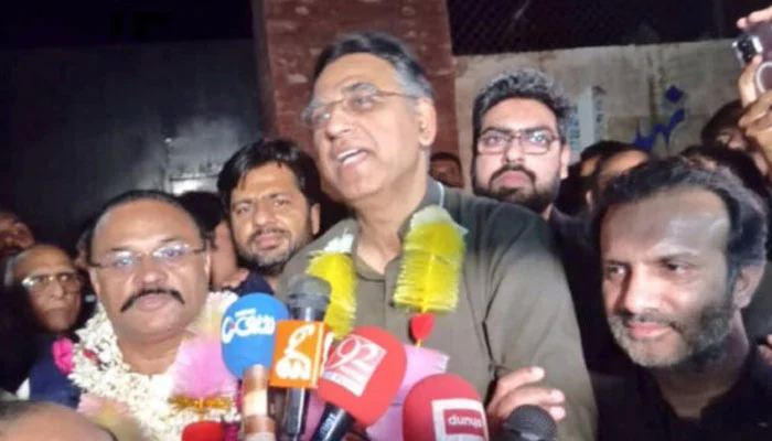 اسد عمر شاہ محمود سمیت پی ٹی آئی کے تمام نظر بند کارکنان جیلوں سے رہا