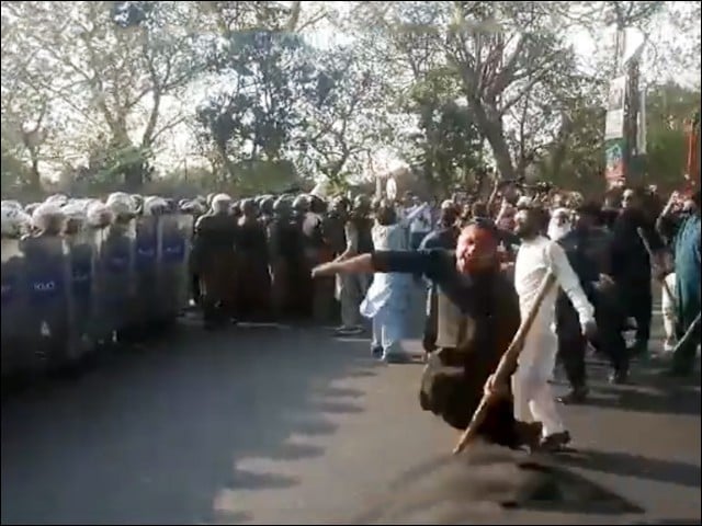 ولیس اور رینجرز گرفتاری کیلیے عمران خان کے گھر میں داخل، کارکن پسپا ہوگئے