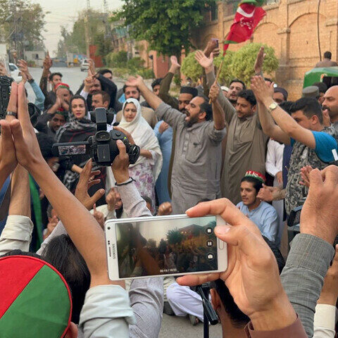 عمران خان کی گرفتاری پر مختلف شہروں میں احتجاج سڑکیں بند، پولیس سے جھڑپیں