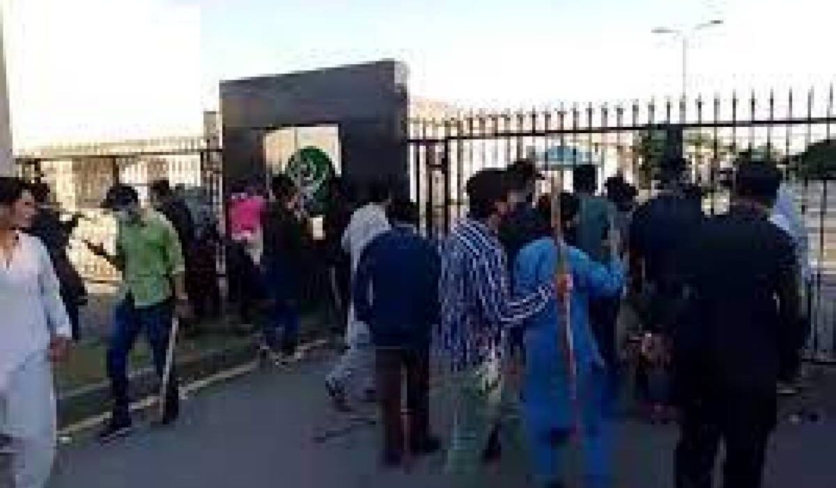 جی ایچ کیو گیٹ پر حملہ؛ 26شرپسندوں کی تصاویر میڈیا کے سامنے پیش