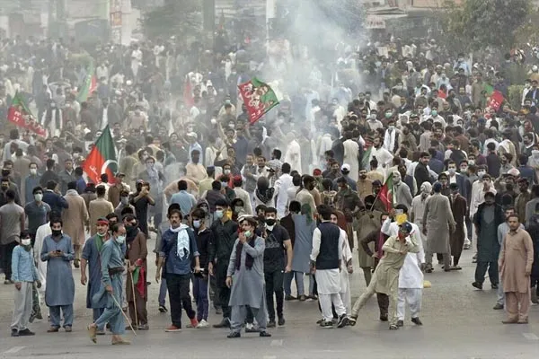 پی ٹی آئی کے 2 گروہ آپس میں لڑ پڑے، ایک دوسرے پر گولیاں چلادیں