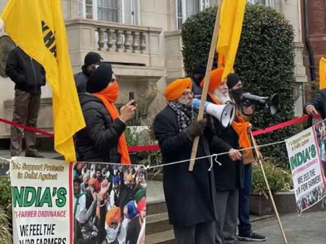واشنگٹن ؛ سکھوں کا بھارتی سفارتخانے کے باہراحتجاج، خالصتان کا پرچم لہرا دیا