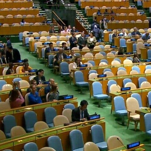 اسرائیلی وزیراعظم کے خطاب کے دوران وزیراعظم شہباز شریف اور پاکستانی وفد کا واک آؤٹ