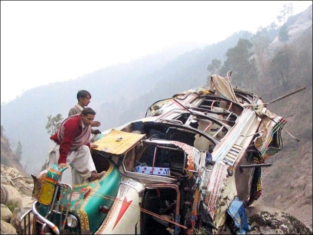گلگت: دیامر میں سیاحوں کی بس کھائی میں گرگئی، 5 افراد جاں بحق اور متعدد زخمی
