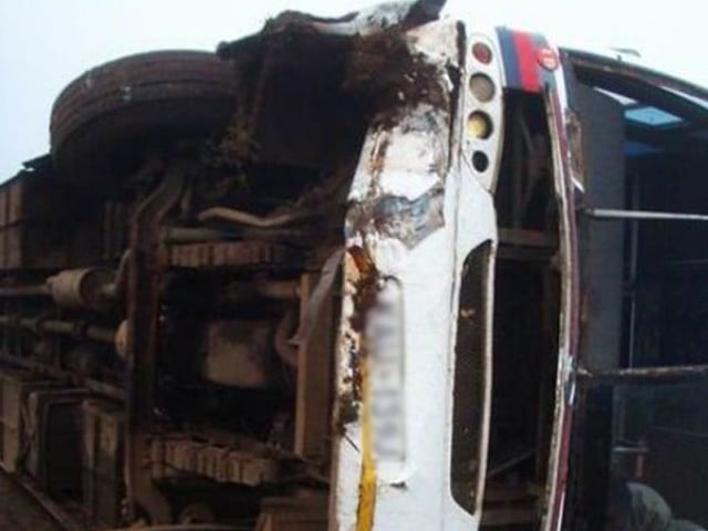 نوشہرہ؛ مسافر بس حادثے میں 4 افراد جاں بحق