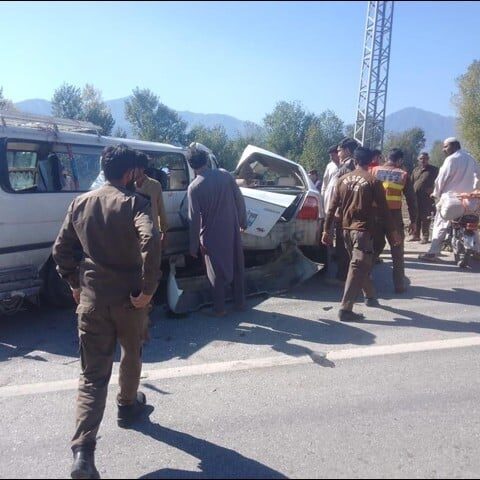 سوات میں کار اور اسکول وین میں تصادم، ڈرائیور جاں بحق، 16 بچے زخمی