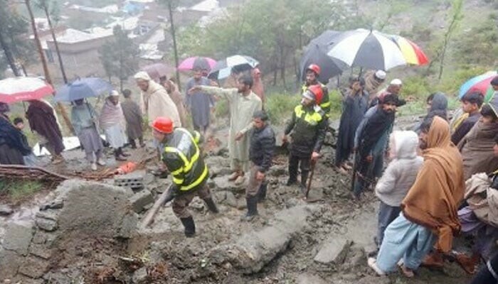 دیربالا میں مکان پر مٹی کا تودہ گرنے سے 7 بچوں سمیت 12 افراد جاں بحق