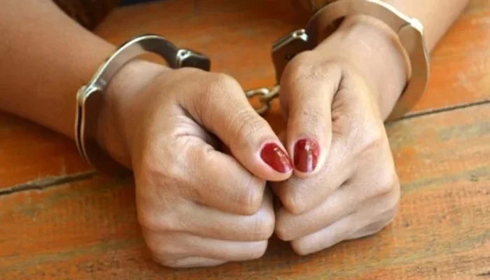 لڑکے کا رُوپ دھار کر موٹرسائیکل چور لڑکی گرفتار