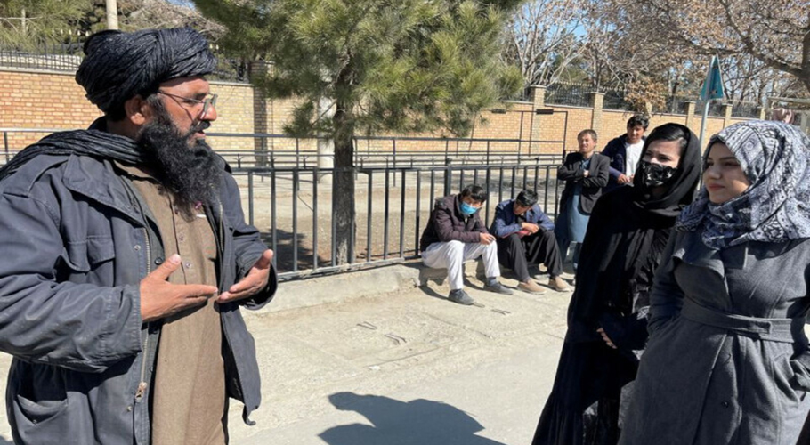 افغانستان میں طالبان نے یونیورسٹیوں میں خواتین طالبات پر پابندی لگادی