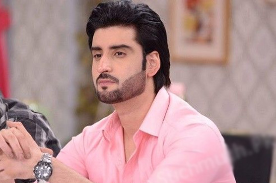 پہلی مرتبہ ہوائی جہاز میں بیٹھا تو باتھ روم میں لاک ہوگیا تھا، آغا علی