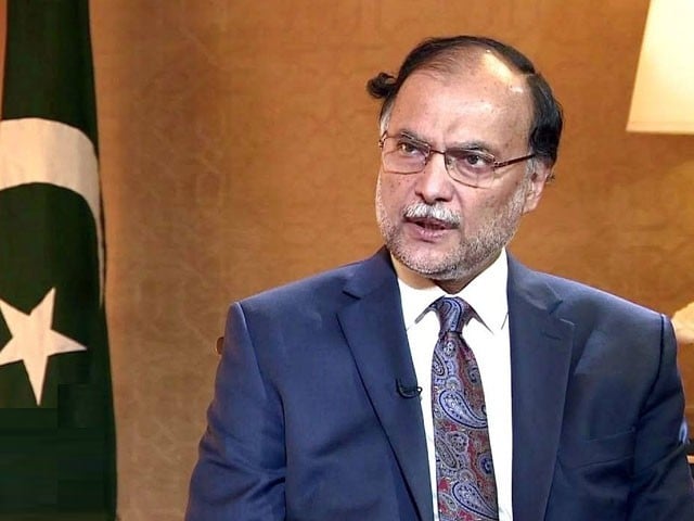 جمہوریت کا نعرہ لگانے والے مارشل لا لگانا چاہتے ہیں احسن اقبال