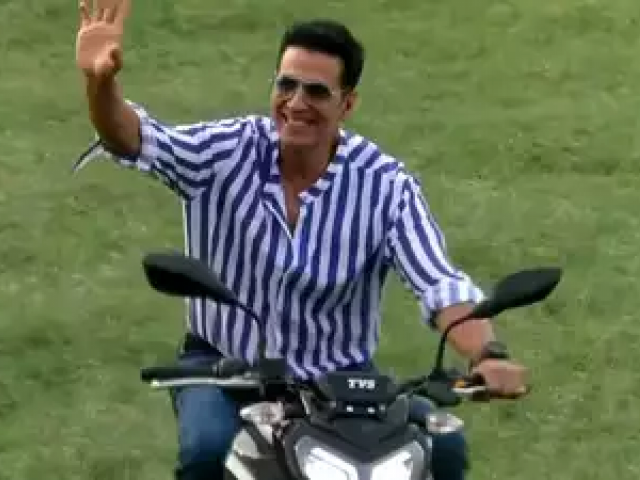 اکشے کمار کی موٹرسائیکل سواری دیکھنے کیلئے مداحوں کا سمندر اُمڈ آیا