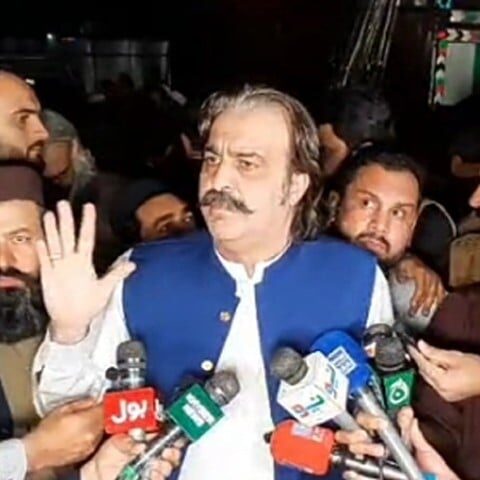 آصف زرداری کو صدر مانتا ہوں نہ حلف برداری میں جاؤں گا، وزیراعلیٰ خیبرپختونخوا