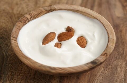 بادام کی دہی روایتی دہی سے زیادہ مفید قرار