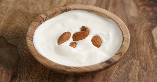 بادام کی دہی روایتی دہی سے زیادہ مفید قرار