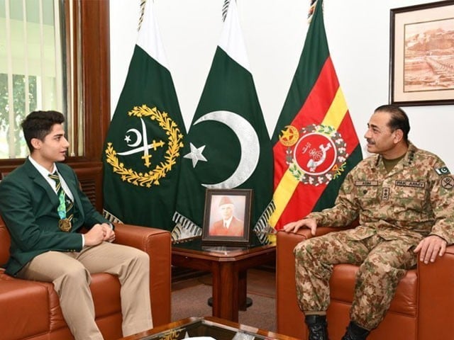 آرمی چیف کی ورلڈ جونیئر اسکواش چیمپئن محمد حمزہ سے ملاقات