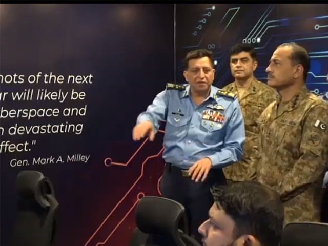 پاک فضائیہ کے ہنر مند فضائی جنگجو جدید جنگ کا مقابلہ کرنے کیلیے تیار ہیں، آرمی چیف