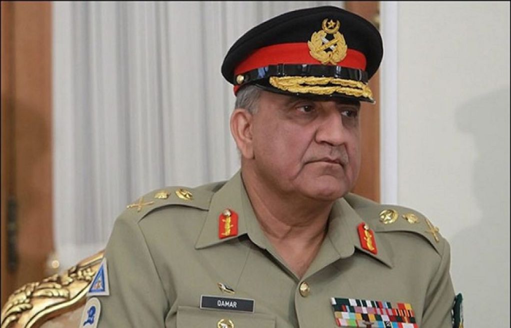 پاکستان ٹی ٹوئنٹی ورلڈ کپ کے فائنل میں پہنچ گیا پاکستان نے نیوزی لینڈ کو ٹی ٹوئنٹی ورلڈ کپ کے سیمی فائنل میں 7 وکٹ سے شکست دے کر فائنل کے لیے کوالیفائی کرلیا۔پاکستان نے 153 رنز کا ہدف آخری اوور میں حاصل کیا۔ کپتان بابر اعظم اور محمد رضوان نے اننگز کا آغاز کیا، گرین شرٹس نے 16 اوورز میں 1 وکٹ کے نقصان پر 127 رنز بنا لیے ہیں۔ بابر اعظم نے ٹی ٹوئنٹی ورلڈ کپ میں پہلی نصف سنچری سیمی فائنل میچ میں اسکور کی، کپتان نے 38 گیندوں پر 7 چوکوں کی مدد سے ففٹی بنائی۔ اننگز کے 13 ویں اوور میں پاکستان کے 105 کے اسکور پر بابر اعظم کو 53 رنز پر ٹرینٹ بولٹ نے کیچ آٹ کرایا۔ محمد رضوان 57 رنز بنا کر 17 ویں اوور میں کیچ آٹ، اس وقت پاکستان کا مجموعی اسکور 132 تھا۔ اس سے قبل سڈنی میں ٹاس جیت کر پہلے فیلڈنگ کی دعوت ملنے پر پہلے اوور میں ہی شاہین شاہ آفریدی نے کیوی اوپنر کو واپس پویلین بھیج دیا۔ فن ایلن کو شاہین آفریدی نے پہلے اوور میں ایل بی ڈبلیو کیا فن ایلن کو شاہین آفریدی نے پہلے اوور میں ایل بی ڈبلیو کیا میچ کی تیسری گیند پر شاہین آفریدی نے فن ایلن کو 4 رنز پر ایل بی ڈبلیو آٹ کیا۔ نیوزی لینڈ کے جارحانہ بیٹر ڈیون کونوے کو چھٹے اوور میں شاداب خان نے رن آٹ کیا۔ محمد نواز نے 8 ویں اوور میں 49 کے اسکور پر اپنی ہی گیند پر کیوی بیٹر گلین فلپس کا کیچ پکڑ کر پاکستان کو تیسری کامیابی دلوائی۔ شاہین شاہ آفریدی نے 17 ویں اوور میں ڈیرل مچل اور کین ولیمسن کی پارٹنرشپ کو تورٹے ہوئے پاکستان کے لیے چوتھی وکٹ حاصل کی۔ شاہین شاہ آفریدی نے 117 کے مجموعی اسکور پر ولیمسن کو 46 رنز پر بولڈ کیا۔ نیوزی لینڈ کی ٹیم نے مقررہ اوورز میں 4 وکٹ کے نقصان پر 152 رنز بنائے۔ڈیرل مچل 53 اور جیمز نیشم 16 رنز بنا کر ناٹ آٹ رہے۔