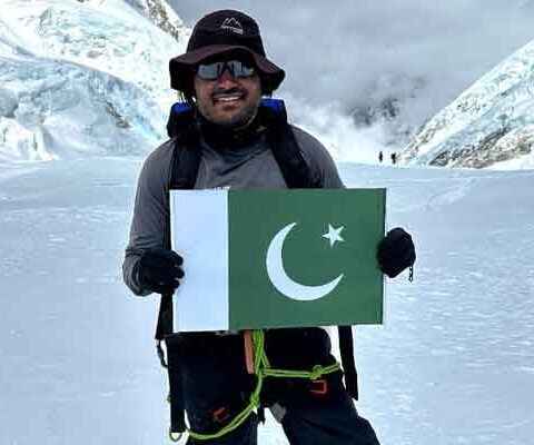 پاکستانی کوہ پیما اسد میمن نے ماؤنٹ ایورسٹ کو سر کر لیا