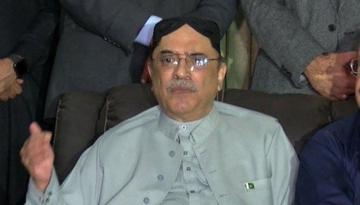 عمران خان کو ڈرنا یا بھاگنا نہیں عدالتوں کا سامنا کرنا چاہئے آصف زرداری