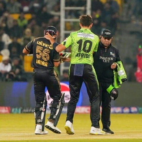 کراچی کنگز نے سنسنی خیز مقابلے کے بعد لاہور قلندرز کو 3 وکٹوں سے ہرادیا