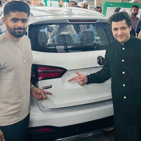 پشاور زلمی کے مالک جاوید آفریدی نے بابر اعظم کو گاڑی دینے کا وعدہ پورا کردیا