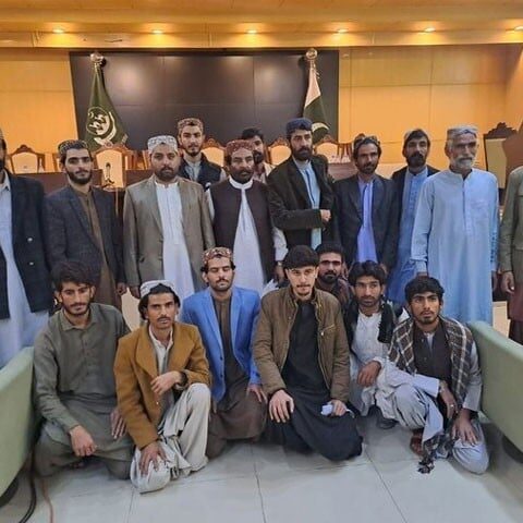 کالعدم بلوچ تنظیم کے کمانڈر سرفراز بنگلزئی نے 70 ساتھیوں سمیت ہتھیار ڈال دیے