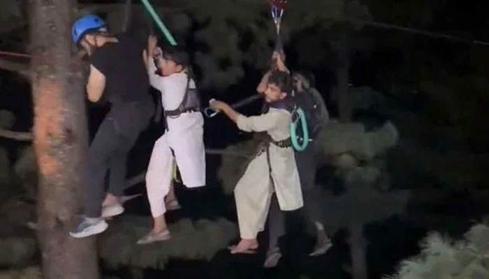 بٹگرام: چیئر لفٹ میں پھنسے افراد کو ریسکیو کرنے پر 2 مقامی افراد کو خراج تحسین