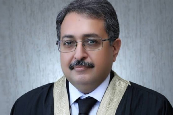 توشہ خانہ کیس: ٹرائل کورٹ نے غلط کیا، ہم ایسا نہیں کر سکتے: جسٹس عامر فاروق