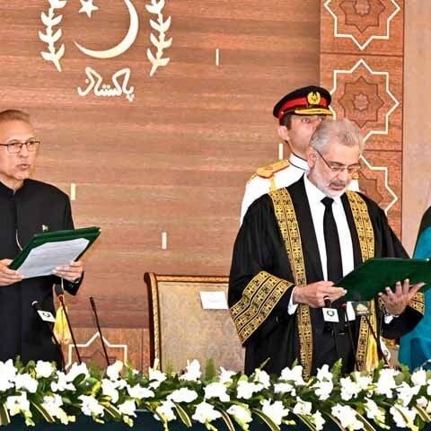 جسٹس قاضی فائز عیسیٰ نے چیف جسٹس آف پاکستان کے عہدے کا حلف اٹھا لیا