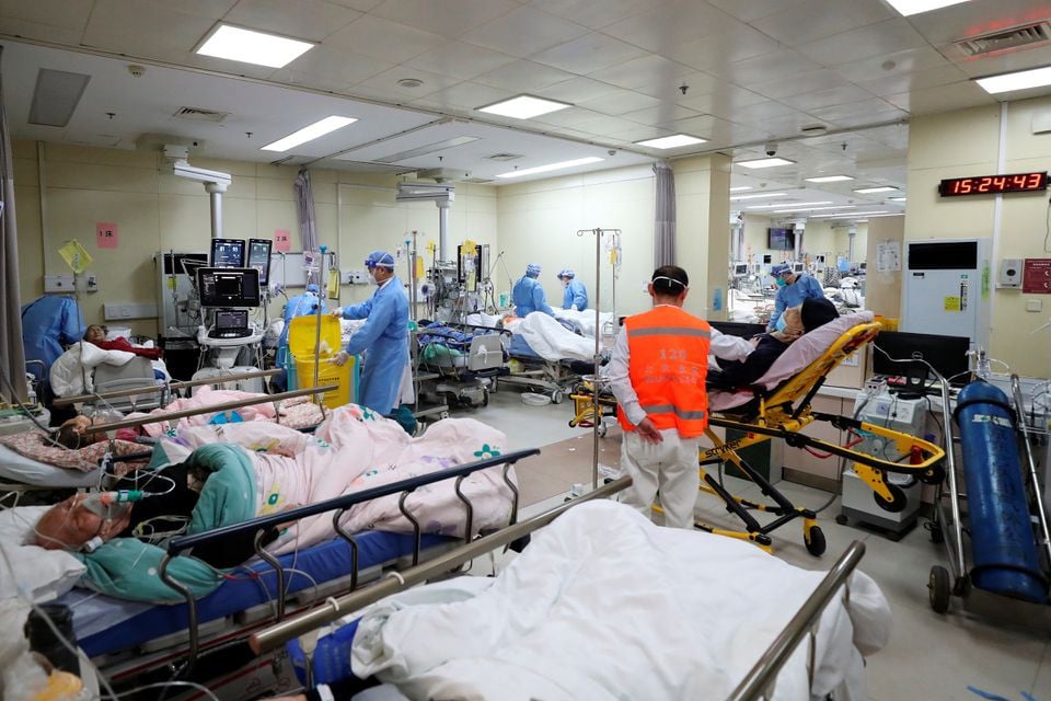 چین میں کورونا کی نئی لہر اسپتال اور مردہ خانے بھرگئے