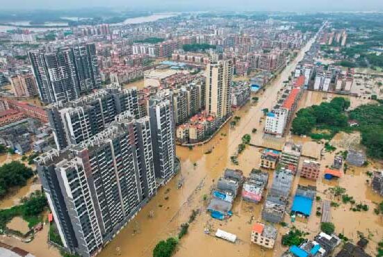 چین : شدید بارشوں سے ایک لاکھ افراد کی نقل مکانی، بدترین سیلاب کا خدشہ